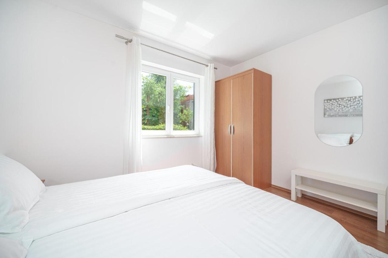 Family Petrov Apartments Vodice Exterior foto
