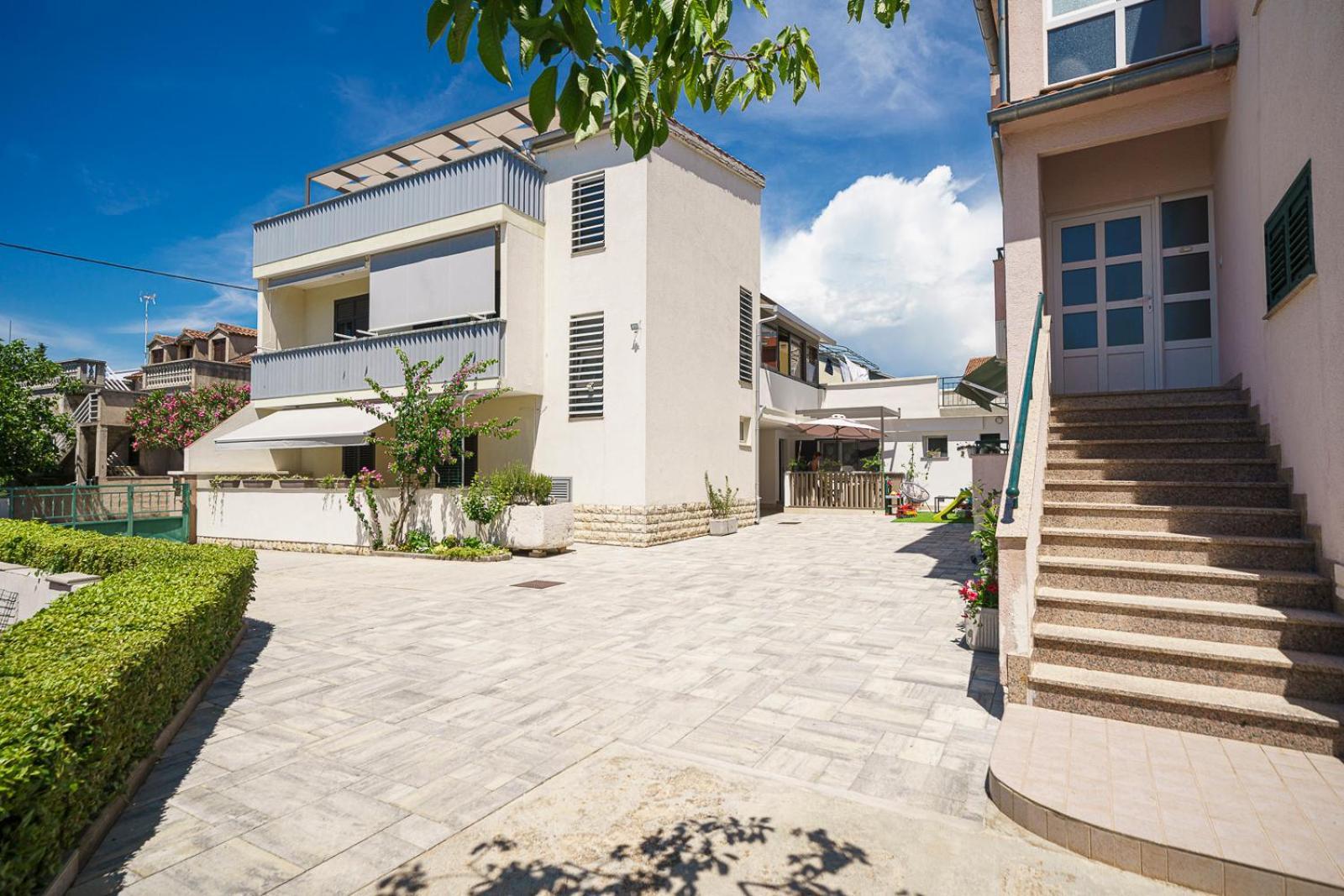 Family Petrov Apartments Vodice Exterior foto