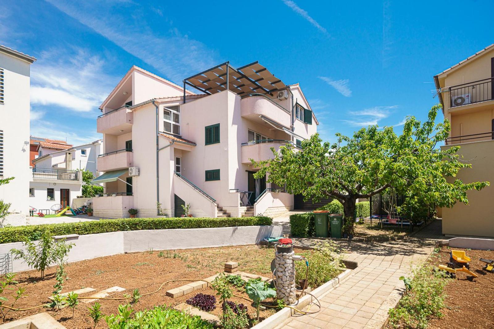 Family Petrov Apartments Vodice Exterior foto