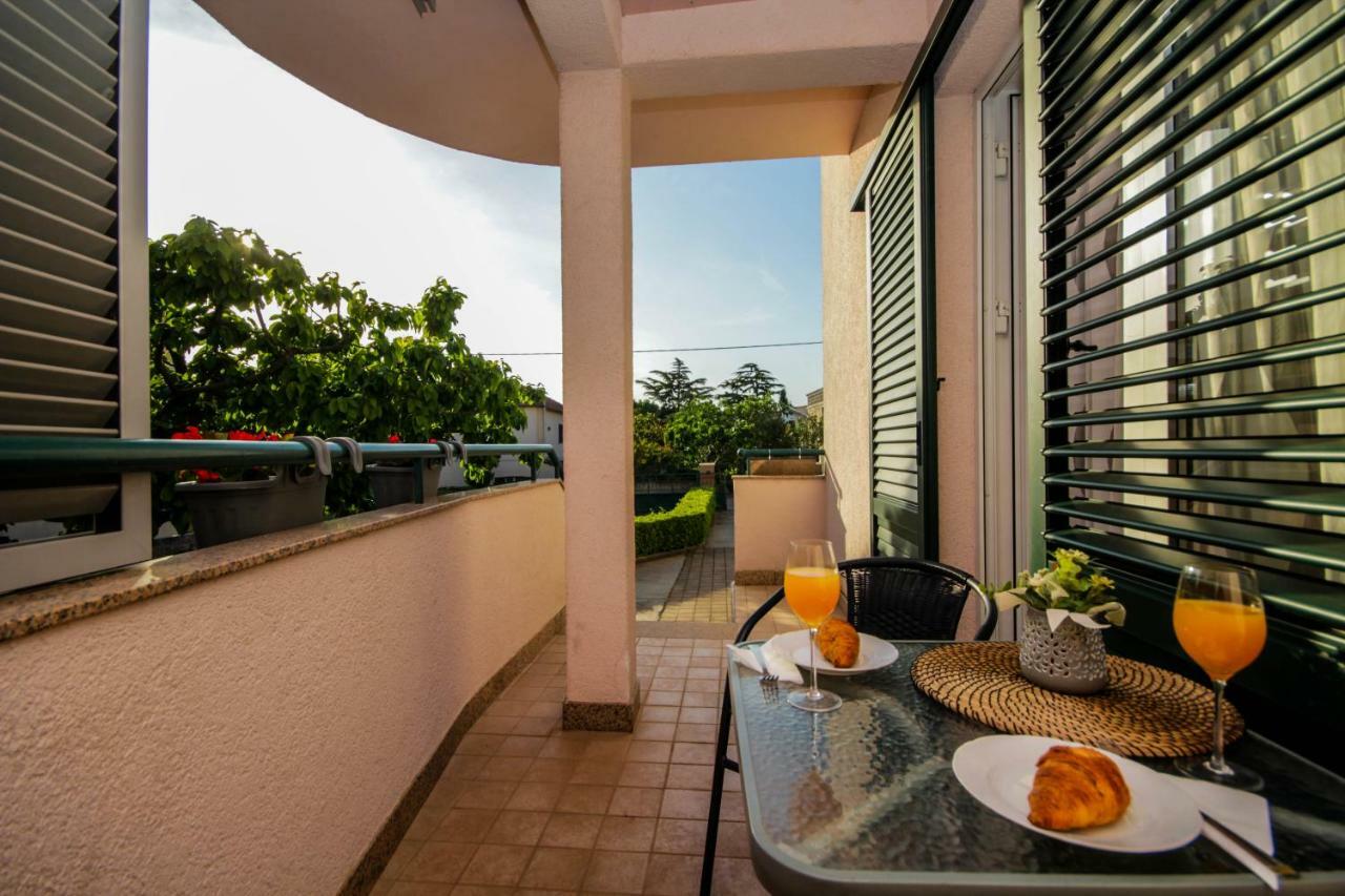 Family Petrov Apartments Vodice Exterior foto